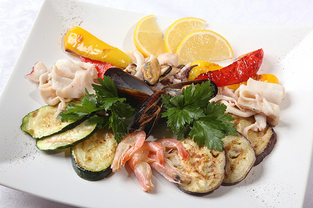 海鲜蔬菜和盘子图片