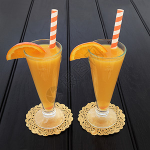 橙子果汁饮料在金盘上戴眼镜图片