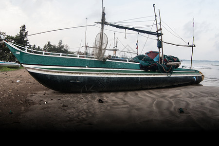 斯里兰卡海滩上的渔船图片