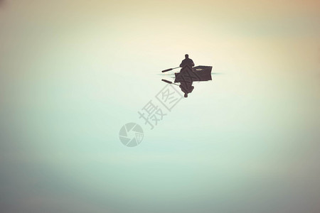 一个人在小船上划着小船在湖河上划桨河流有光滑的镜面水天气安静图片