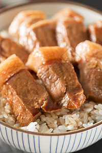 什锦厚猪肉和米饭图片