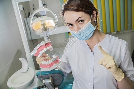 在医院工作时戴有医疗面罩和假牙的图片
