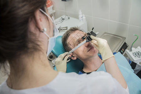 牙医生穿上病人牙科前弧牙医和病人在椅子旁图片