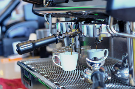 咖啡机在咖啡店拍摄意式浓缩咖啡蓝色冷调图片