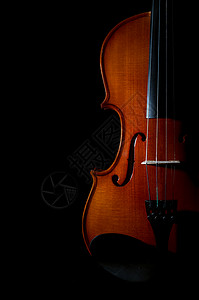黑色背景上的特写小提琴管弦乐器背景图片