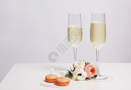 两杯香槟酒两杯玫瑰背景图片