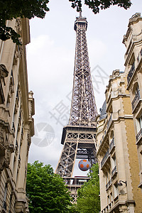 Eiffel铁塔的侧图片