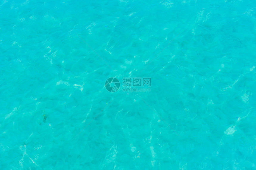 透明绿松石海水与波纹背景图片