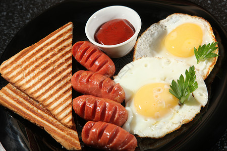 黑盘香肠炒鸡蛋早餐图片