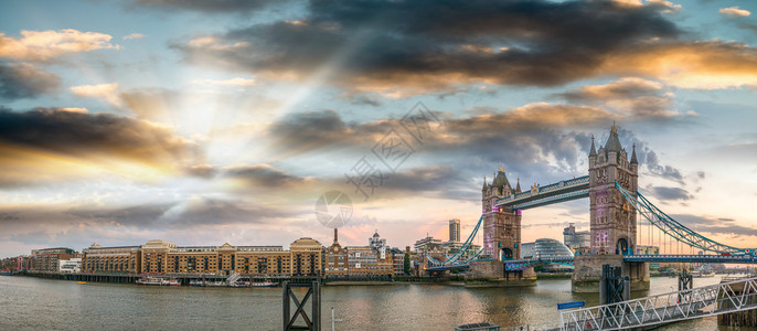 伦敦塔桥的壮丽景色图片