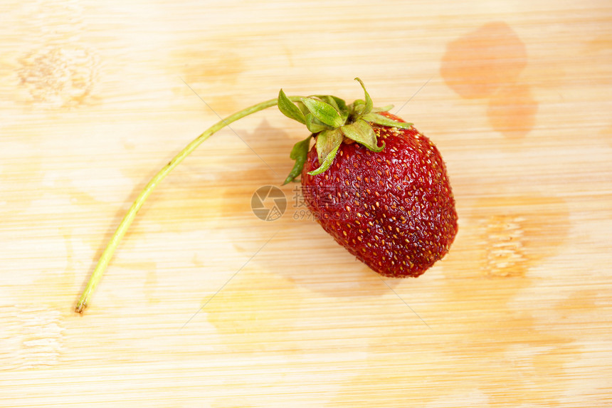 砧板上的深红草莓图片