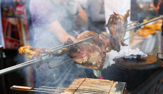 乡村集市上的肉烧烤野餐随地吐痰烤羊腿羊肉烧烤图片