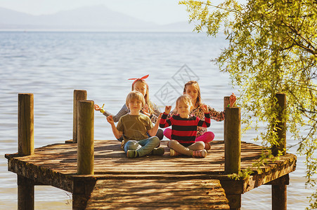 4个孩子在湖边玩耍4个孩图片