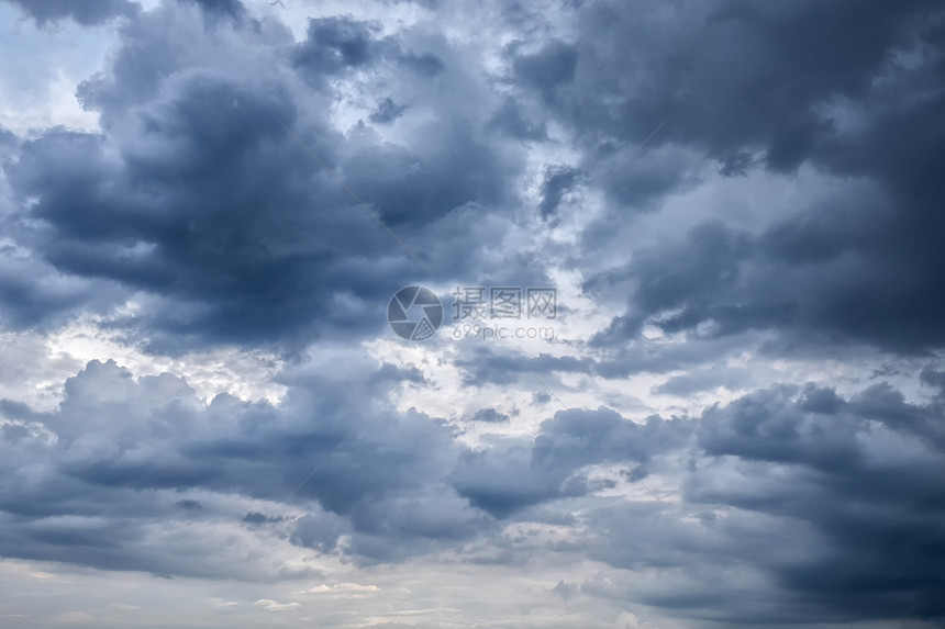 阴云密布的天空灰色的云雨前图片