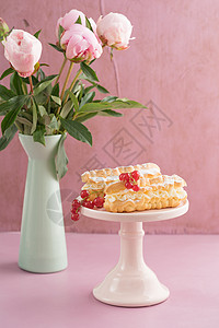 粉红蛋糕摊子上装满奶油图片