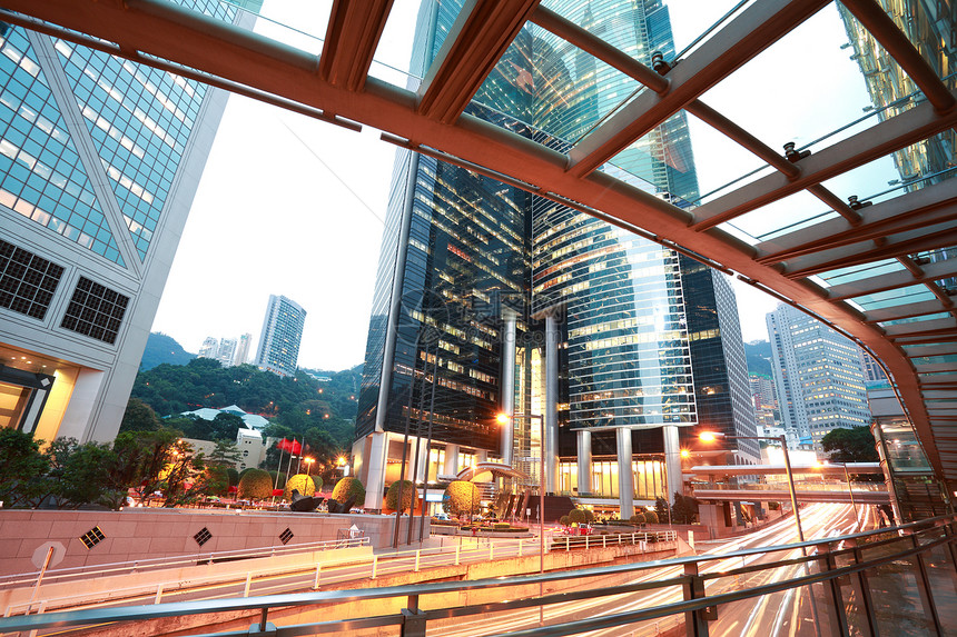 香港在市内路边的红东街景建筑背景图片