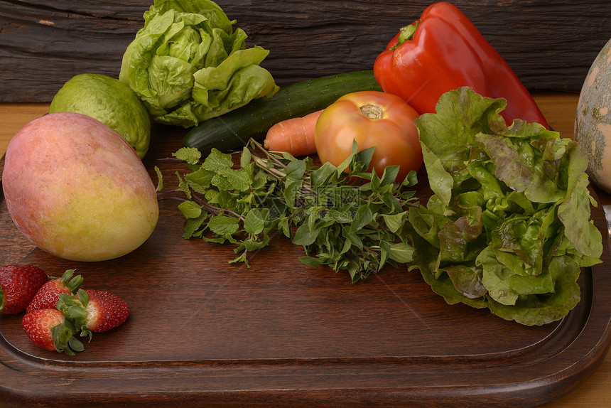 木板上的水果和蔬菜图片
