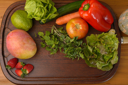 木板上的水果和蔬菜图片