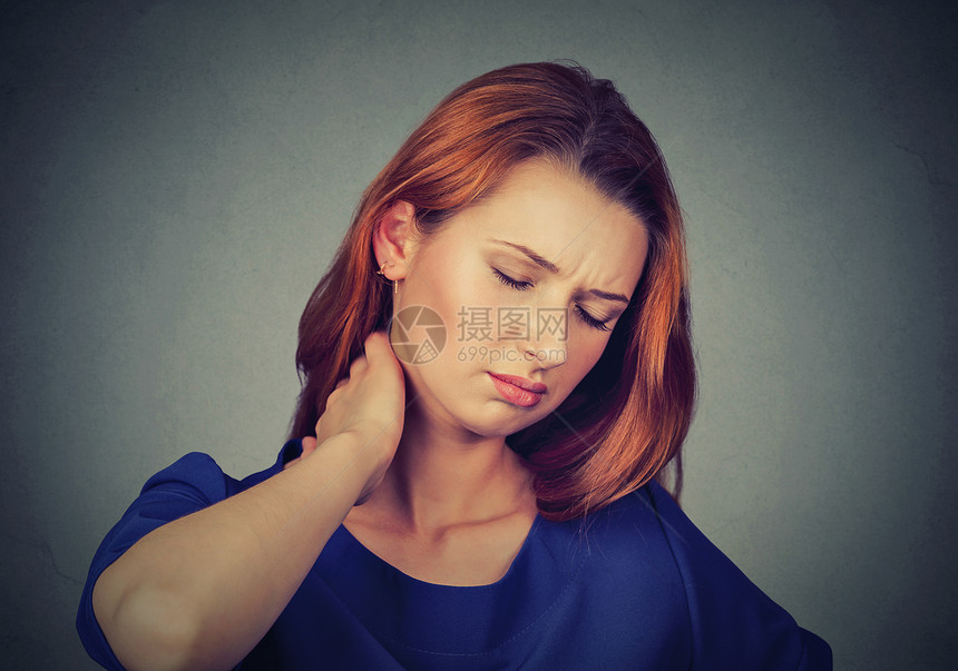 背部和脊柱疾病特写肖像疲倦的女人按摩她痛苦的脖子上灰色的墙壁背景孤立人脸表情图片