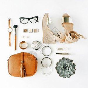 平板女饰品和钱包手表眼镜手镯口红凉鞋玛斯卡拉白色背景的刷图片