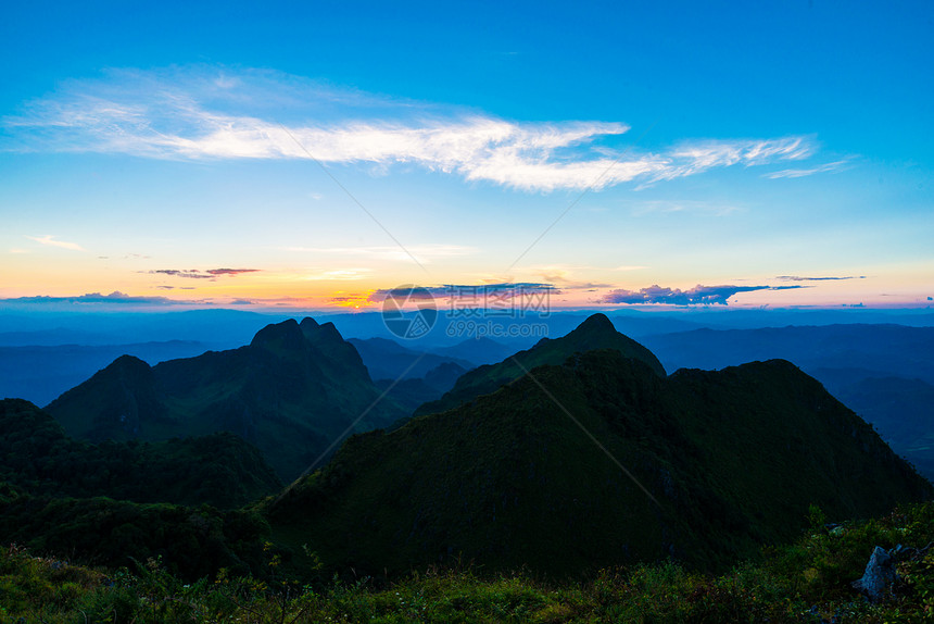 美丽的夏日风景山丘中的太阳落日白云图片