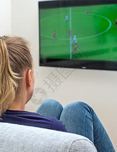 在家电视上看足球比赛的女子图片