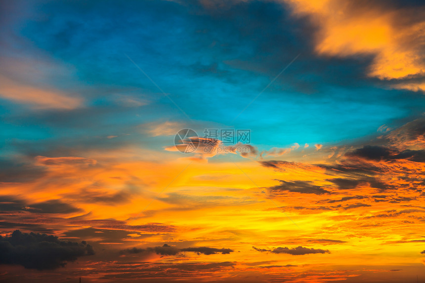美丽的日落与蓝色和橙色的云彩图片