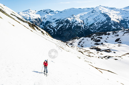 女滑雪者攀登山坡在奥地利马图片