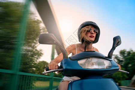 骑摩托车的美人背景图片