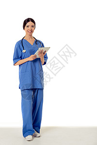 身穿蓝色医疗服手持笔记本电脑看着相机微笑的美丽亚洲女医生的全长肖像图片