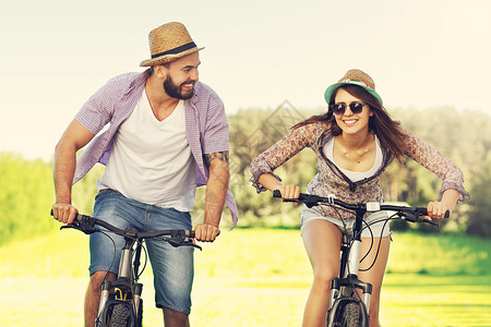 浪漫情侣骑自行车图片背景图片