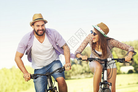 浪漫情侣骑自行车图片背景图片