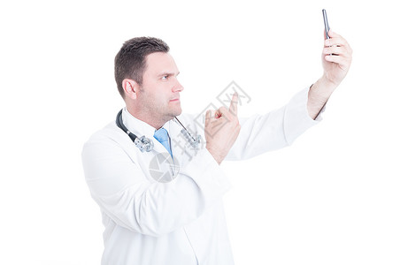 年轻男医生或医护人员采取自相拍和显示中指手势图片
