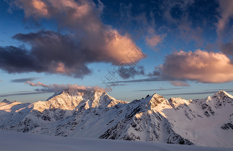 日落时冬雪覆盖的山峰创用电动效果高加索山脉美图片