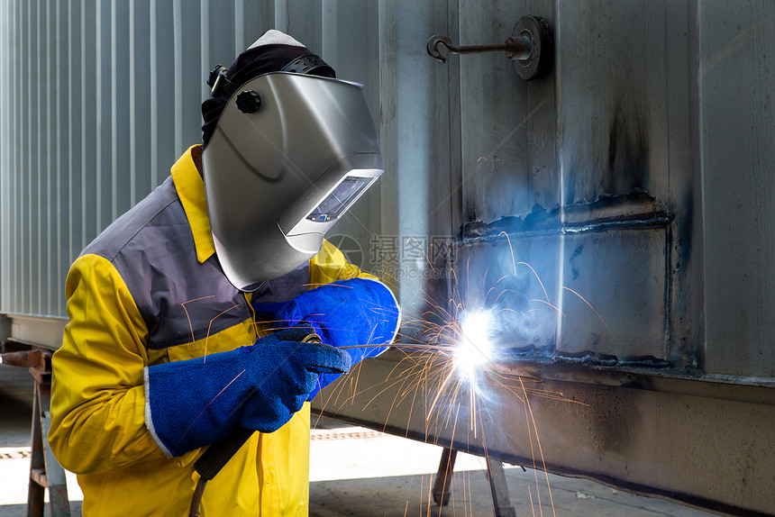 工业工人焊接概念工业人用焊接钢修理容器图片
