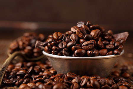 咖啡豆碗中的咖啡豆以棕色古年背图片