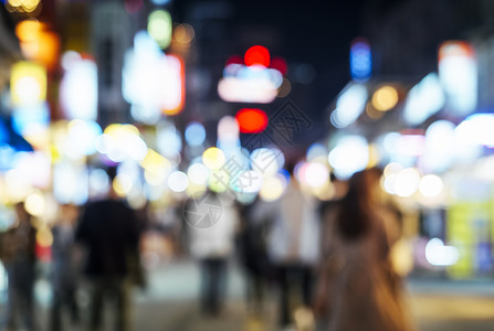 深夜在市外购物街上行图片