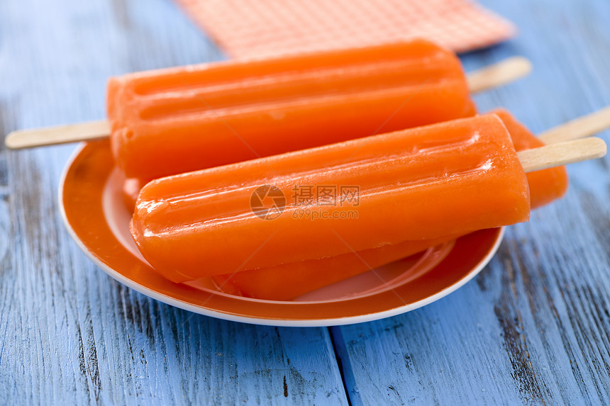 两个新鲜的橙色口味冰图片