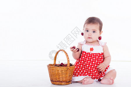 提着篮子吃樱桃的小女孩图片
