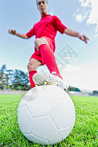 足球场上带球的足球运动员图片