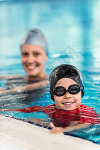游泳池中快乐的小孩图片