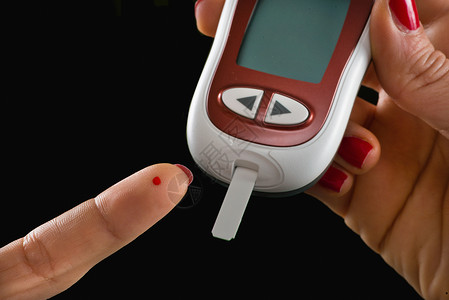 用血糖仪进行个人血糖测试图片