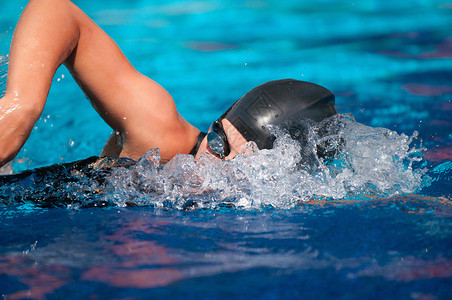 运动中的女游泳运动员图片