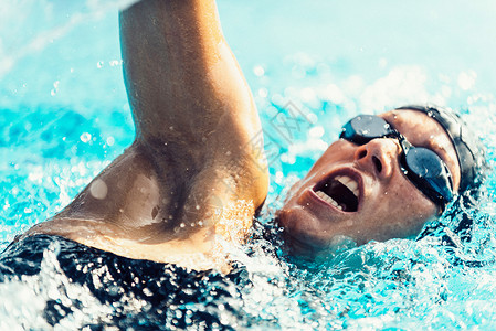 自由式女子游泳运动员行动形象比赛女图片