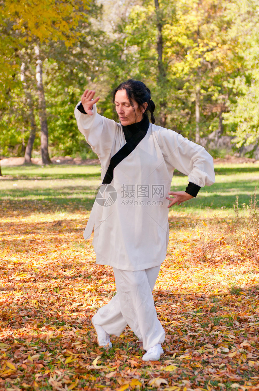 年轻女子在公园里穿传统服装练太图片