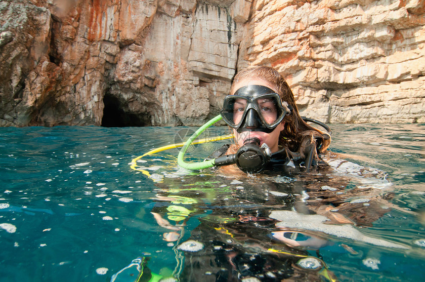 女潜水员在洞穴潜水前看着相机图片
