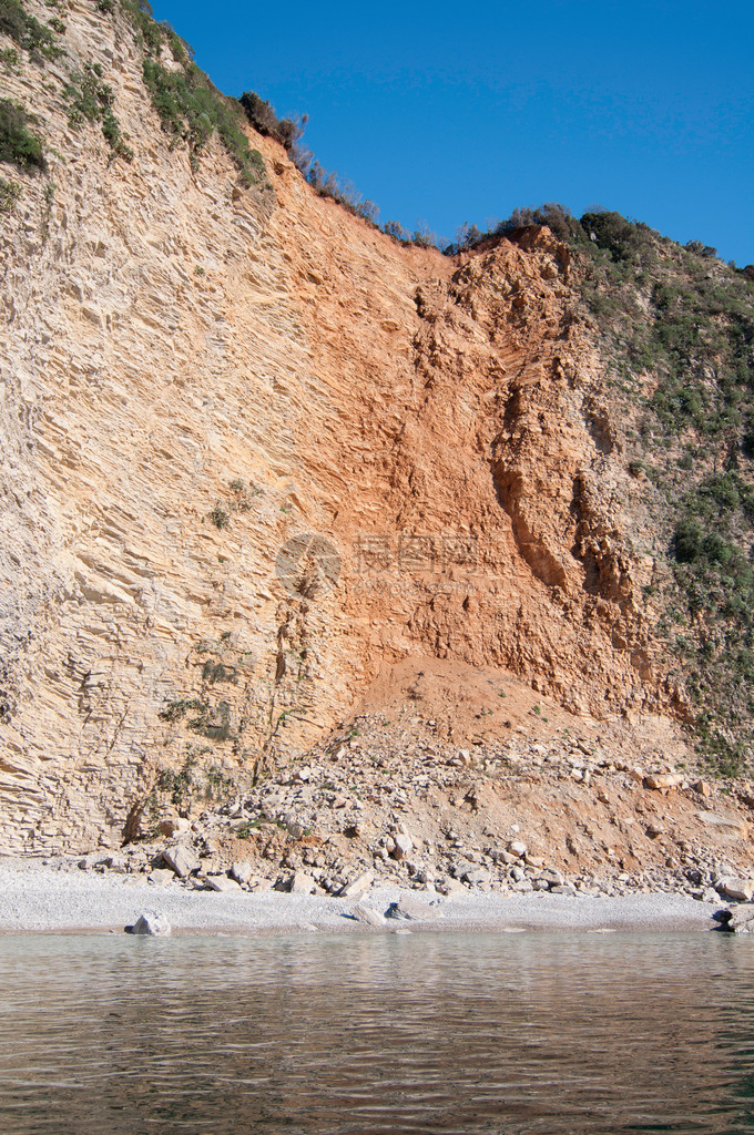 通常由海岸侵蚀或地震造成的边缘滑坡稀有自然现象a图片