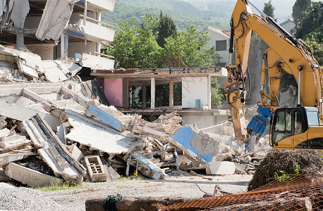 重型建筑机械拆毁住宅楼大图片