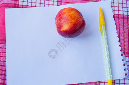 成熟的桃子笔一纸图片
