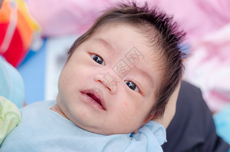 小的亚洲新生儿脸背景图片